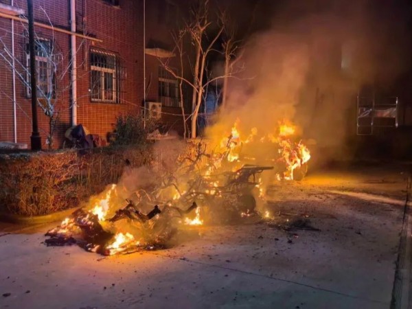 西安一小區(qū)電動(dòng)車(chē)著火，火災(zāi)預(yù)警監(jiān)控是電動(dòng)車(chē)棚必不可少的！